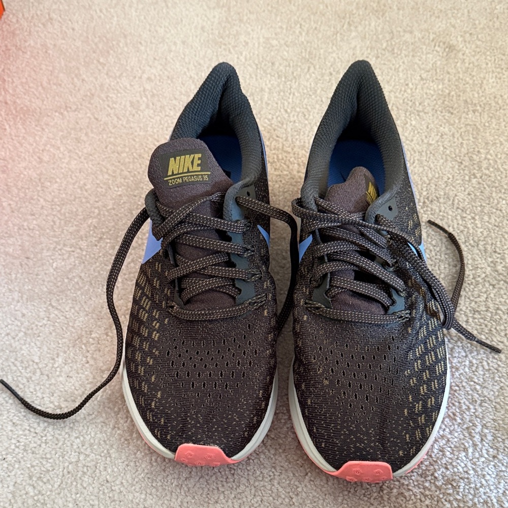 Nike Women's Zoom Pegasus 35 running sneakers